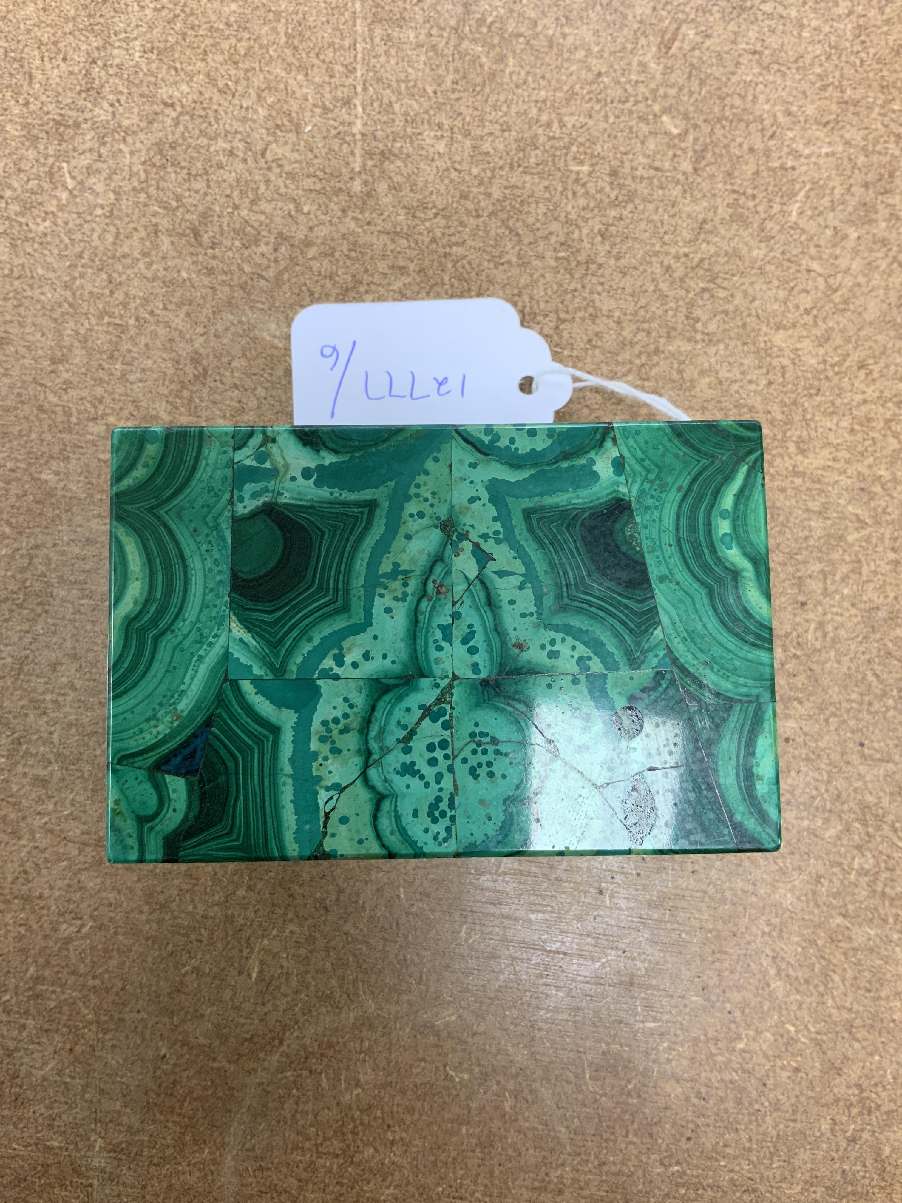 A 19th century malachite trinket box, 9.5cm wide, 5.5cm high, 6.4cm deep